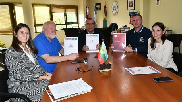 Eldorado y la Fundación Huellas Misioneras firmaron un convenio para impulsar la capacitación.