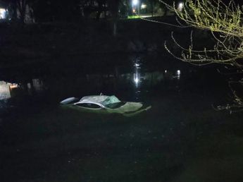 Tres jóvenes heridos tras caer con un auto al río Cosquín