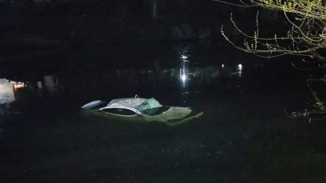 El vehículo quedó completamente sumergido en el río Cosquín tras perder el control.