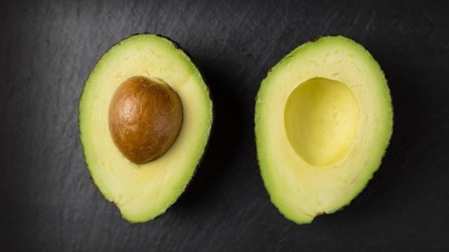 Martin Kraus, productor, explica  cómo pasar una semilla de palta germinada en agua a maceta con tierra 