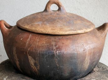 Si tenés una olla de barro rajada, no la tires, tenés un tesoro: así podés recuperarla 