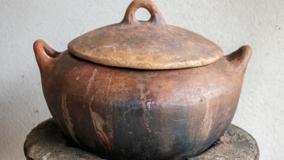 Si tenés una olla de barro rajada, no la tires, tenés un tesoro: así podés recuperarla