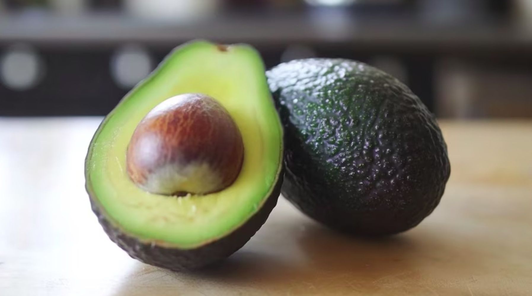 Martin Kraus, productor, explica cómo pasar una semilla de palta germinada en agua a maceta con tierra