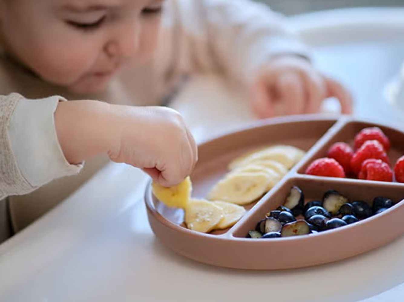 Los nutricionistas y pediatras coinciden: la manzana, el apio y la zanahoria son los peores alimentos para los bebés