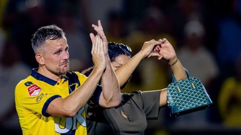 Un jugador de Países Bajos volvió a jugar días después de perder a su hija recién nacida: el homenaje que le hicieron los hinchas