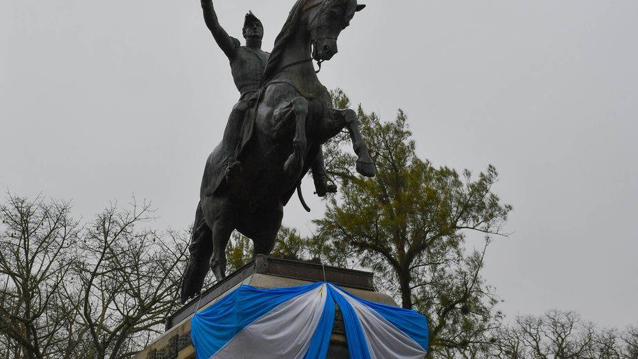Perpetuado en el bronce, el general José de San Martín fue recordado este lunes en la capital jujeña con un solemne acto realizado en el parque que lleva su nombre.