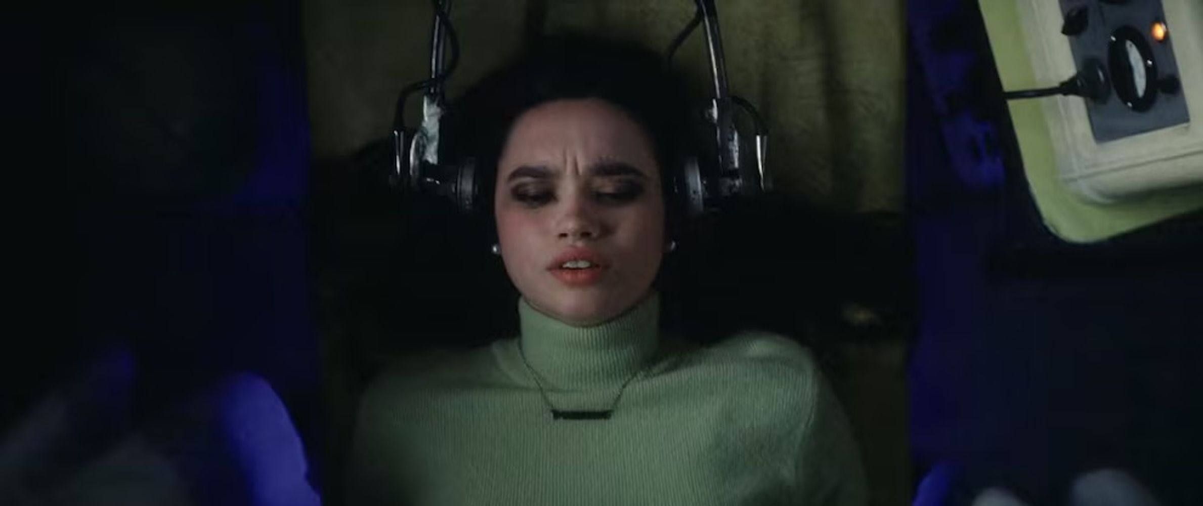 Helena protagoniza la secuencia en la que la joven Moria es sometida a un tratamiento de electroshock.