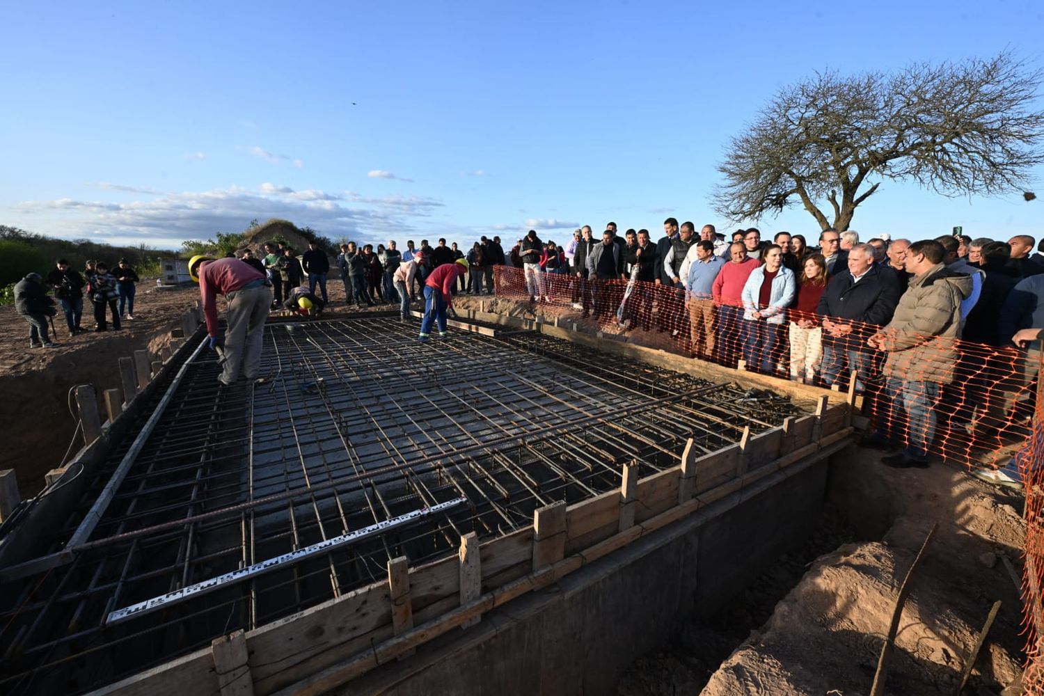 El gobernador recorrió el avance del nuevo puente sobre el canal troncal en Estación Aráoz y Tacanas.
