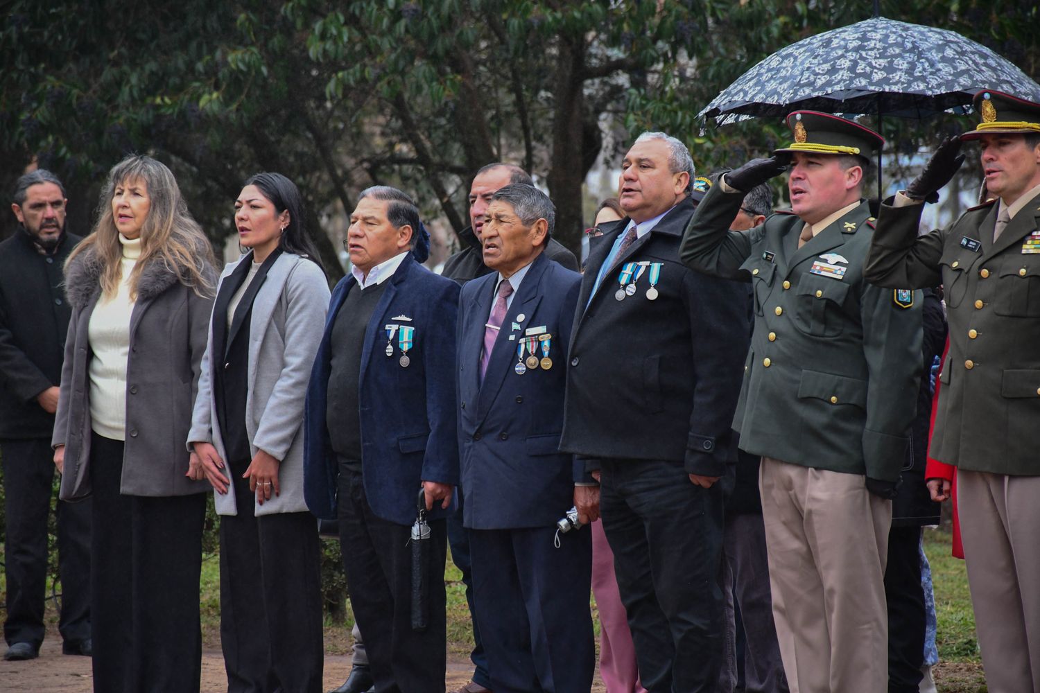 Las concejales Blanca Ontiveros y Brenda Carabajal, junto a referentes de los Veteranos de Guerra de Jujuy, participaron en el acto en memoria al general José de San Martín.