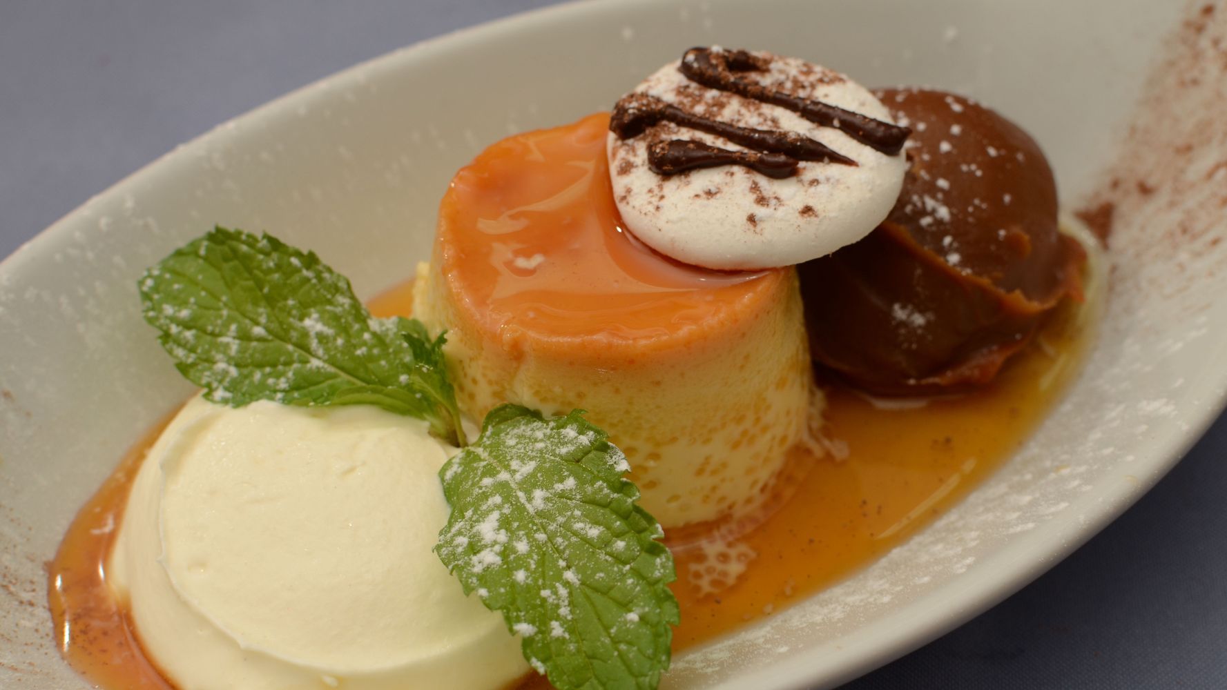 El flan mixto es uno de los postres más clásicos de la gastronomía argentina.
