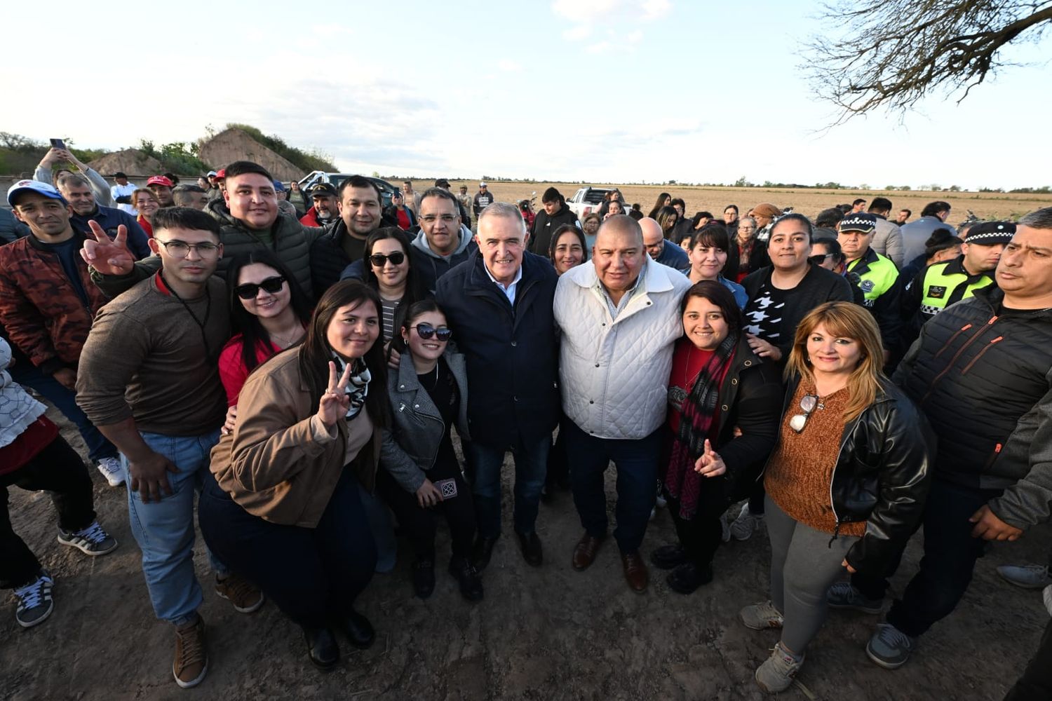El gobernador estuvo acompañado por el ministro del Interior y una amplia comitiva de legisladores e intendentes.