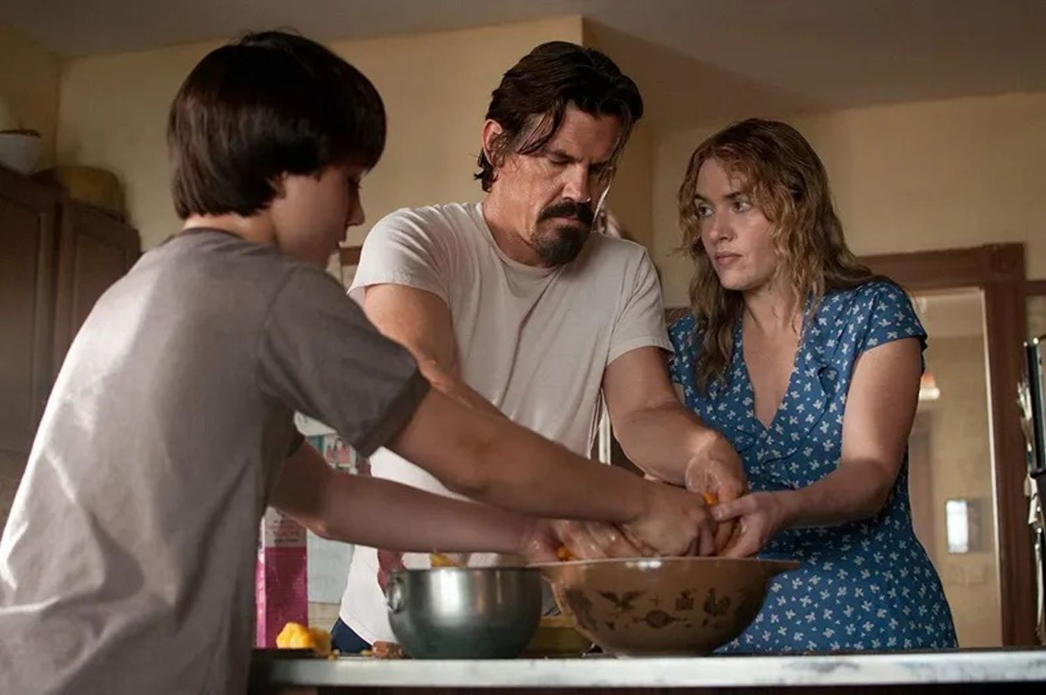 La convivencia inesperada entre los protagonistas cambia para siempre sus vidas.