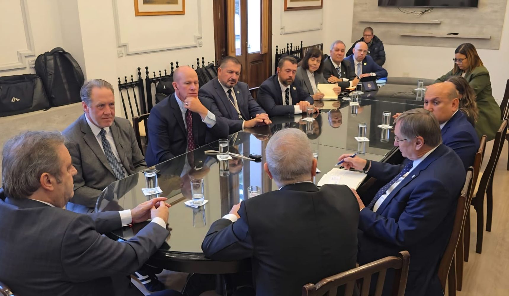 El Salón Blanco de la Casa de Gobierno fue escenario del primer encuentro entre las autoridades provinciales y la misión del estado de Utah.