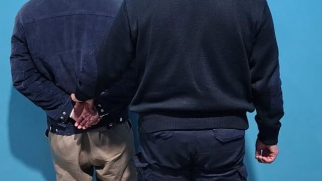 Un hombre de 27 años fue detenido, acusado de golpear a su hijo de tres años en la avenida Maestro Quiroga.