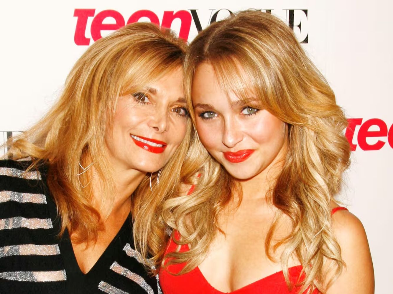 Panettiere junto a su madre.