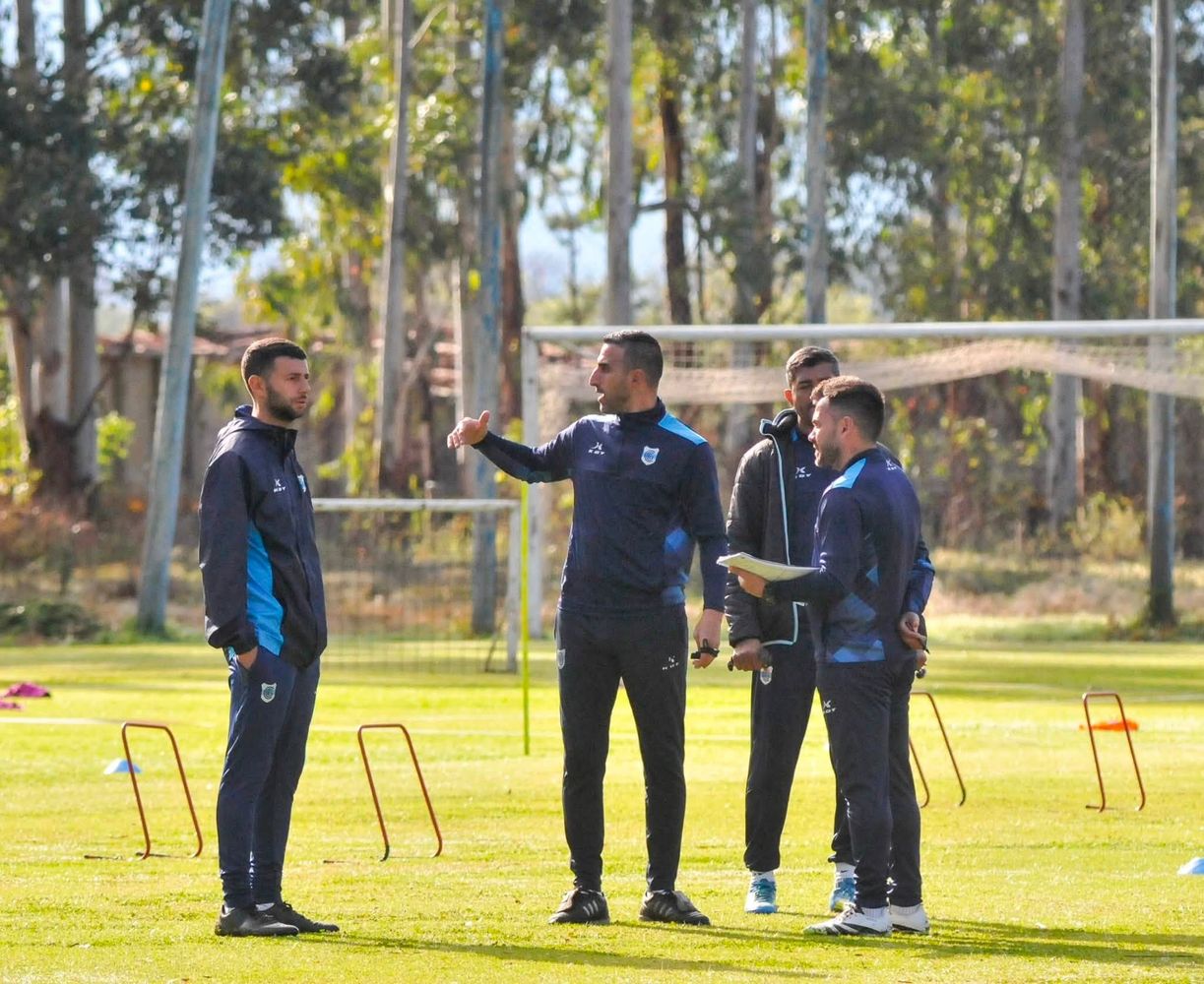 El DT Hernán Pellerano (al centro), con integrantes del cuerpo técnico de Gimnasia de Jujuy, en una jornada de trabajo con el equipo, que se prepara para enfrentar a Patronato este sábado.