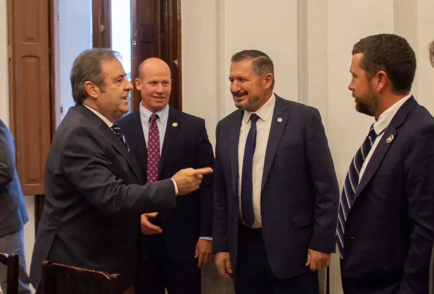 “Es un placer estar aquí, tras años de gestión”, dijo el senador Derrin Owens al recibir el saludo del vicegobernador Alberto Bernis.