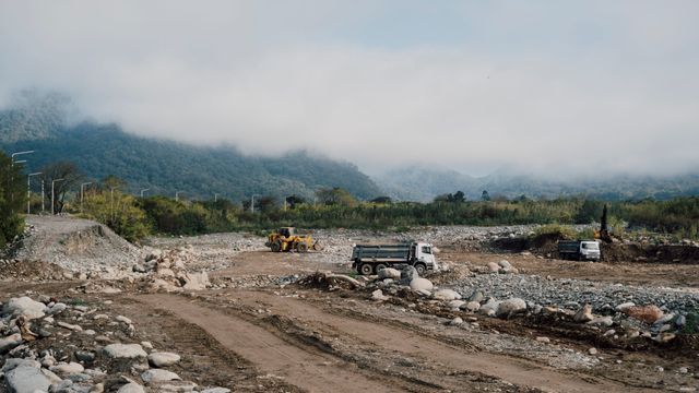 La Dirección Provincial de Vialidad y el Municipio de Lules articulan las tareas de estabilización del margen fluvial.
