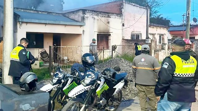 Efectivos policiales y un vecino lograron sacarlo con vida del domicilio; se encuentra estable y fuera de peligro.