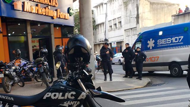 Entró a una farmacia en Rosario y asesinó a su expareja a puñaladas