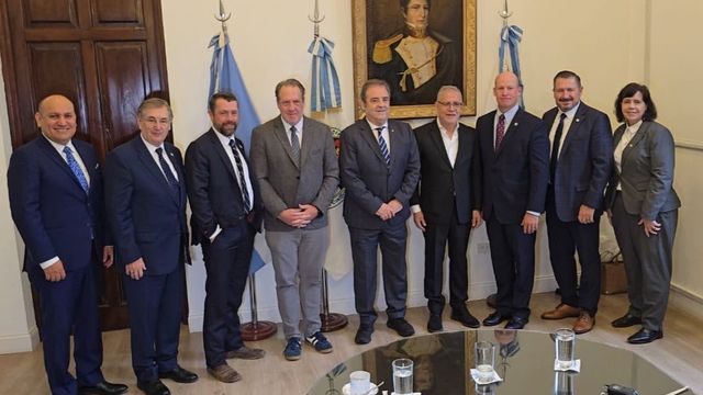 El vicegobernador Alberto Bernis y el ministro Juan Carlos Abud recibieron este martes en la Casa de Gobierno a la comitiva del Estado de Utah, Estados Unidos.