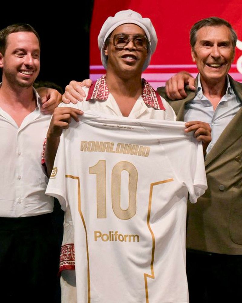 Bombazo de Ronaldinho en Italia.