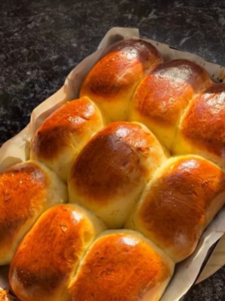 Cómo hacer pebetes caseros súper esponjosos: la receta paso a paso y el truco para que queden bien dorados