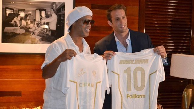 El fútbol está feliz. Vuelve Ronaldinho y jugará en la Serie C italiana.
