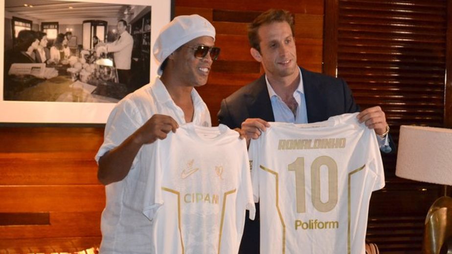 Revolución en Italia por Ronaldinho: vuelve a jugar en el fútbol profesional