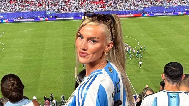 Remera de fútbol americano, bermuda de jean y zapatillas metalizadas: el estilo "blokecore" de Kelci Rose