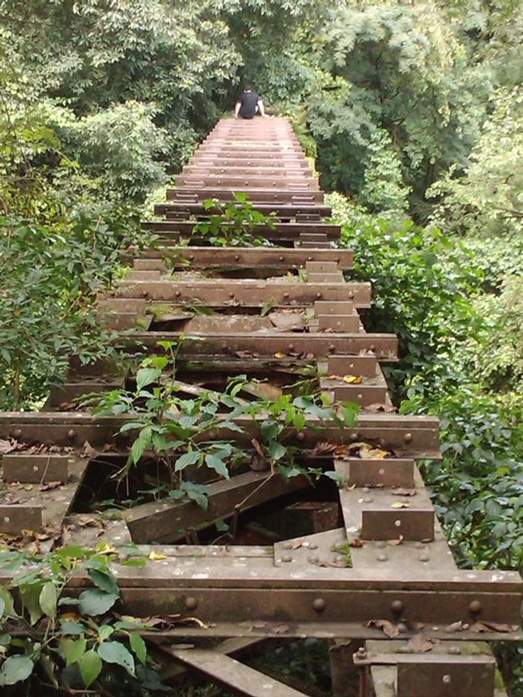 El circuito de la Yunga tucumana conserva las antiguas vías y puentes de un proyecto ferroviario de 1948-1955.