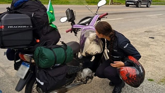 Una misionera recorre Brasil en moto junto a su gata y sueña con continuar la travesía por Sudamérica.