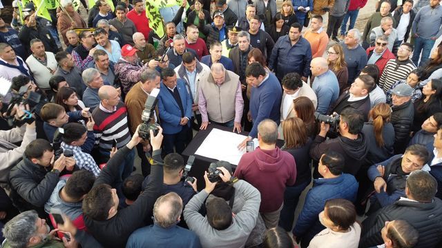 El gobernador habilitó luminaria sobre la ex Ruta 38 durante una recorrida con funcionarios provinciales y municipales.