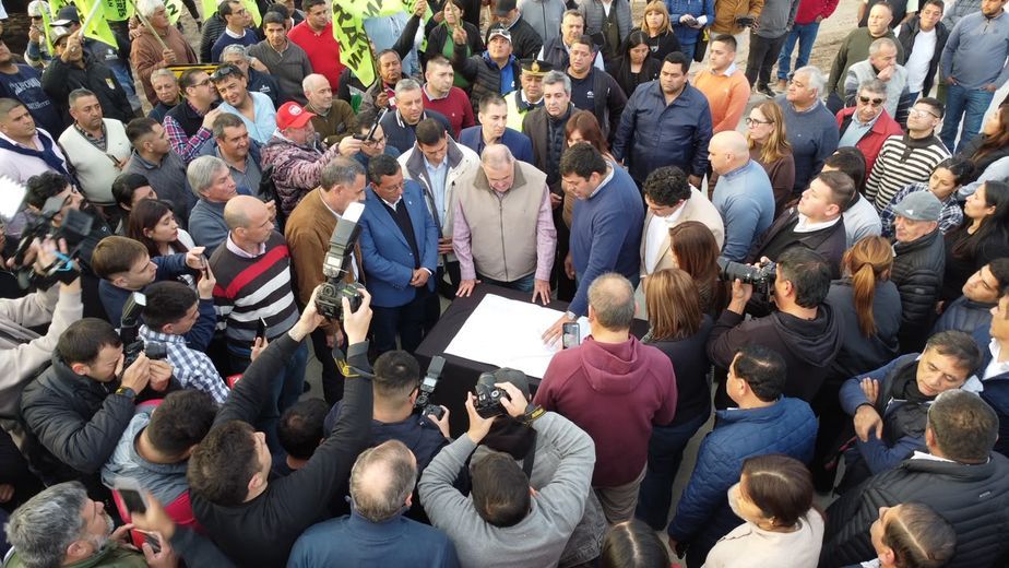 "La provincia con recursos propios entregará un acceso nuevo": Jaldo inauguró obras en Alberdi