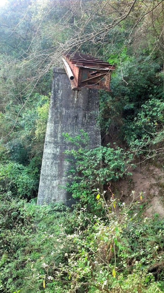 El quinto puente del funicular colapsó al paso del tiempo, el ciruito llega hasta el tramo anterior.