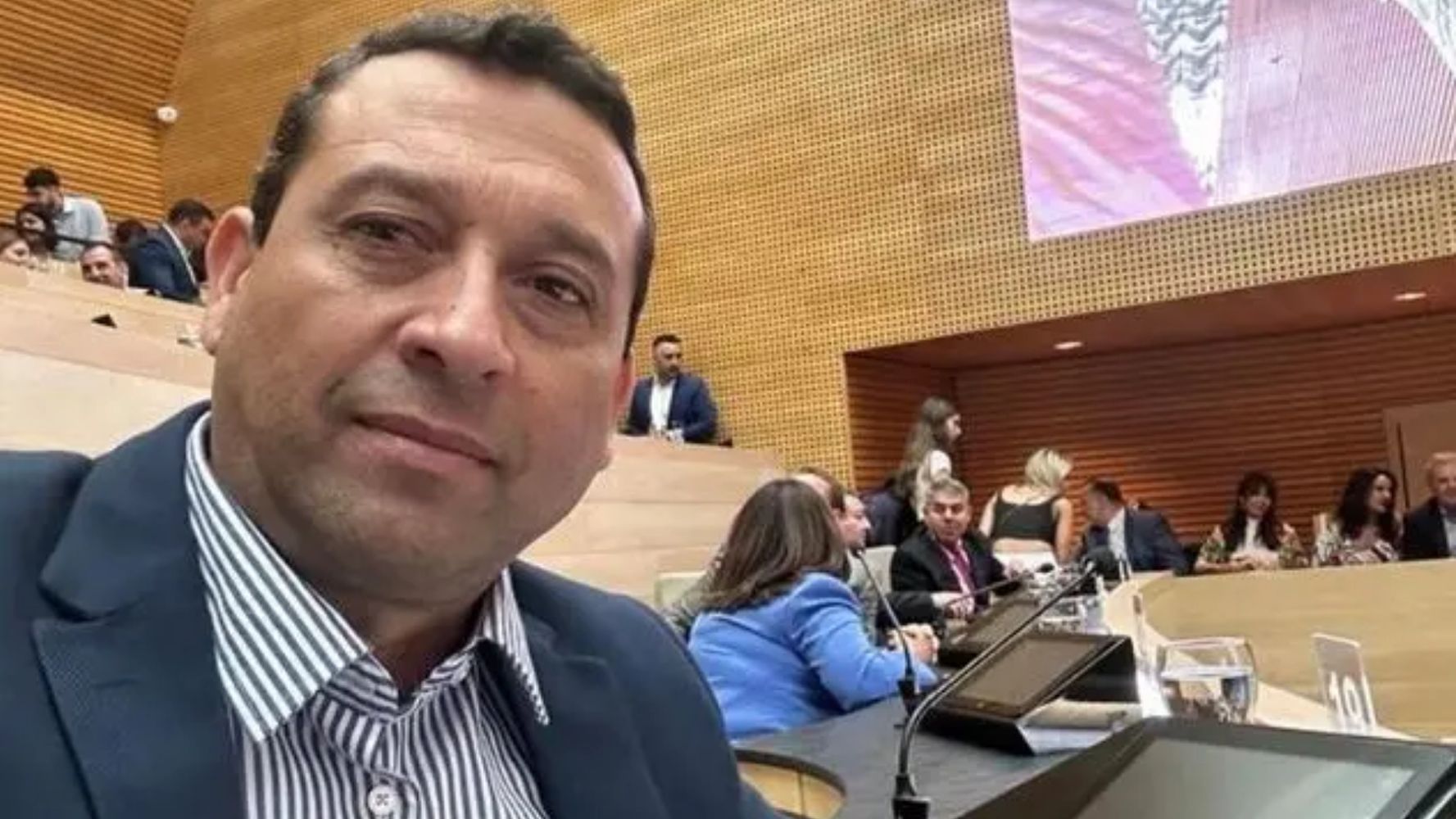Giraudo también se desempeñó hasta 2025 como asesor del legislador oficialista Ramón Flores