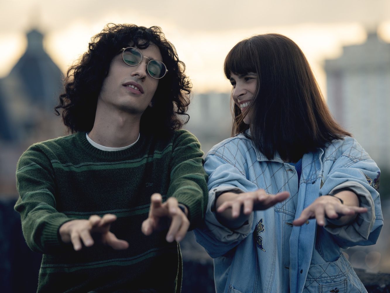 La serie recrea el vínculo de Fito con figuras fundamentales del rock argentino, entre ellas Charly García y Fabiana Cantilo.