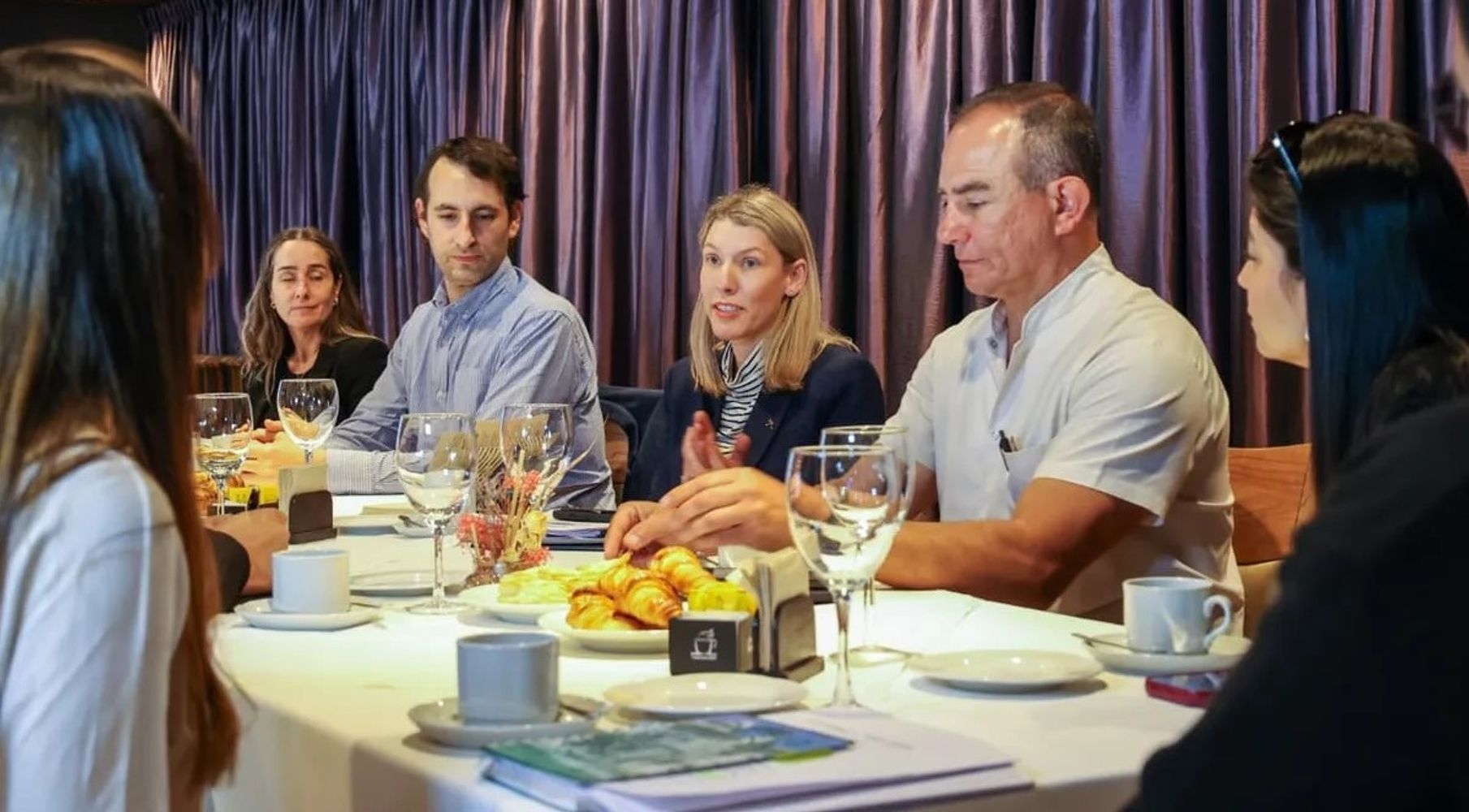 La cónsul de la Commonwealth de Australia en la Argentina, Tina Lawson, y el agente consular Ariel Szklann, participaron días atrás en una reunión de coordinación con distintas áreas del Gobierno de Jujuy, para planificar los dispositivos de seguridad, salud y asistencia para la visita de los Wallabies.