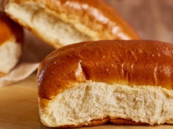 Cómo hacer pebetes caseros súper esponjosos: la receta paso a paso y el truco para que queden bien dorados