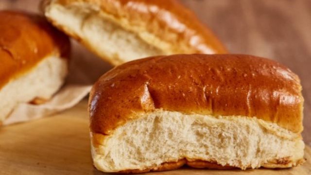 Cómo hacer pebetes caseros súper esponjosos: la receta paso a paso y el truco para que queden bien dorados