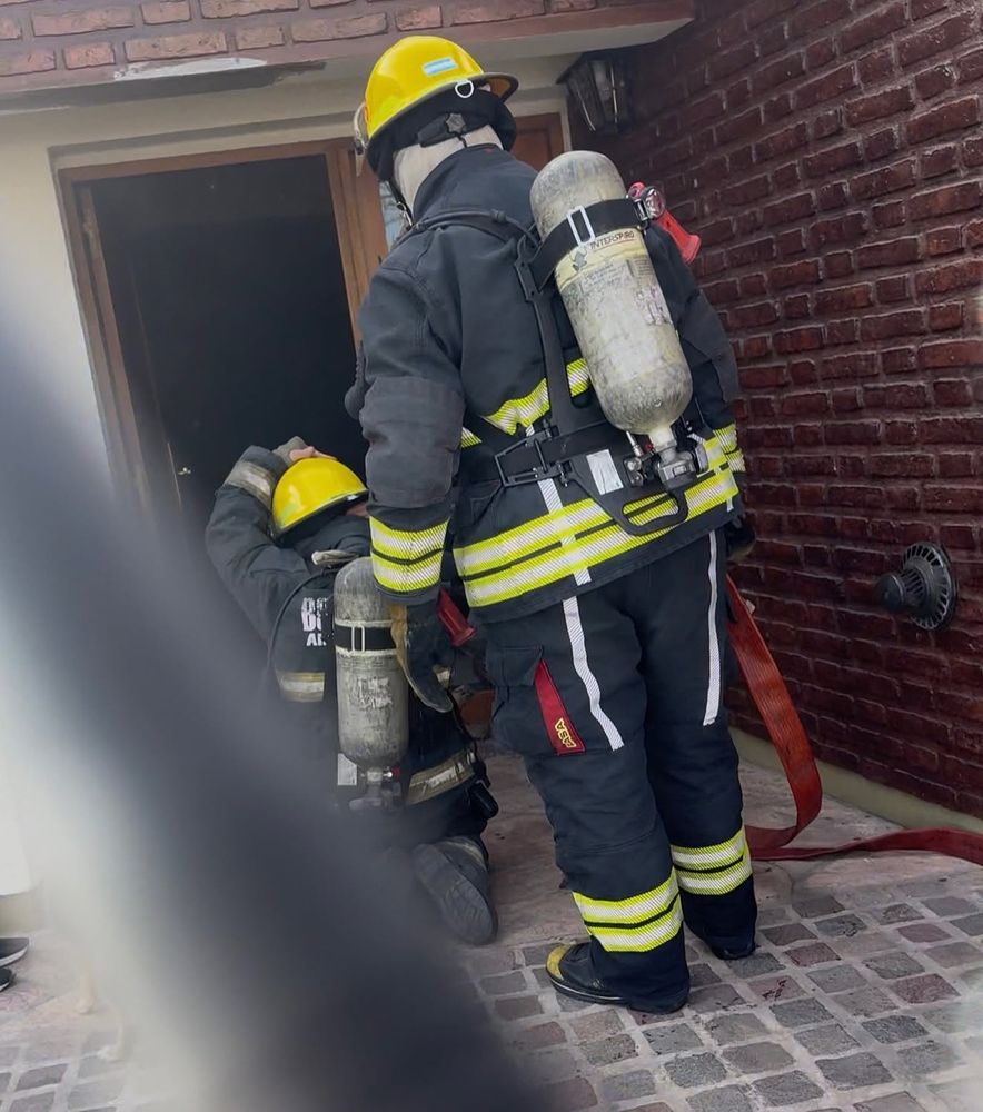 Bomberos Voluntarios debieron actuar ante un incendio estructural de una vivienda