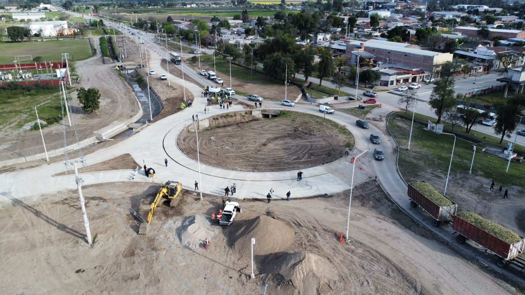 El gobernador habilitó luminaria sobre la ex Ruta 38 durante una recorrida con funcionarios provinciales y municipales.