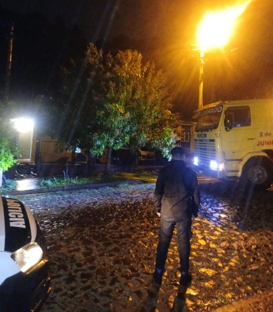 Investigan el incendio de un vehículo que quedó completamente destruido en Eldorado.