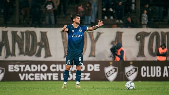 El marcador central Román Riquelme, otra vez expulsado en Talleres.