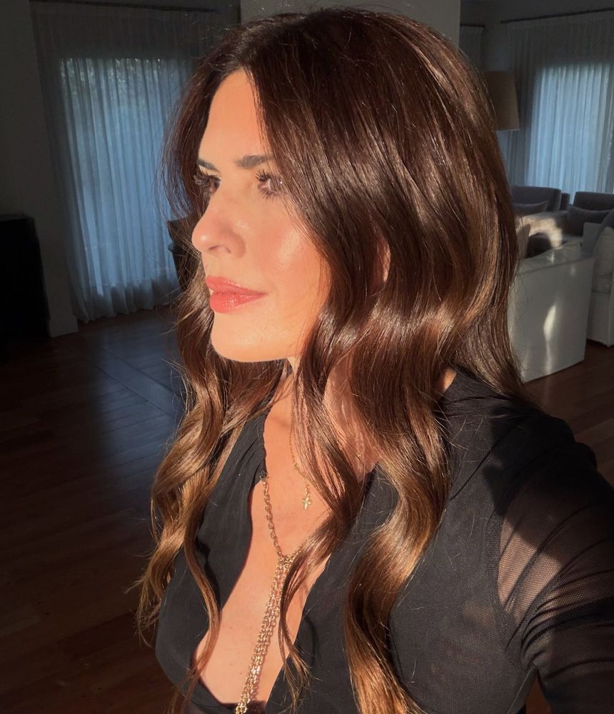 Vestido "ruched" y botas de caña ancha: Isabel Macedo dio cátedra de estilo con un look total black en tendencia