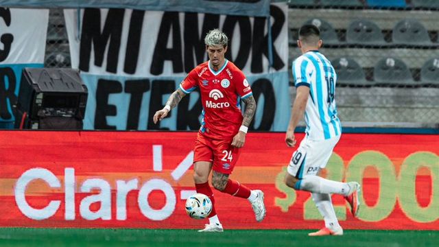 Emiliano Rigoni, protagonista de otra de las jugadas polémicas en el Belgrano-Racing.