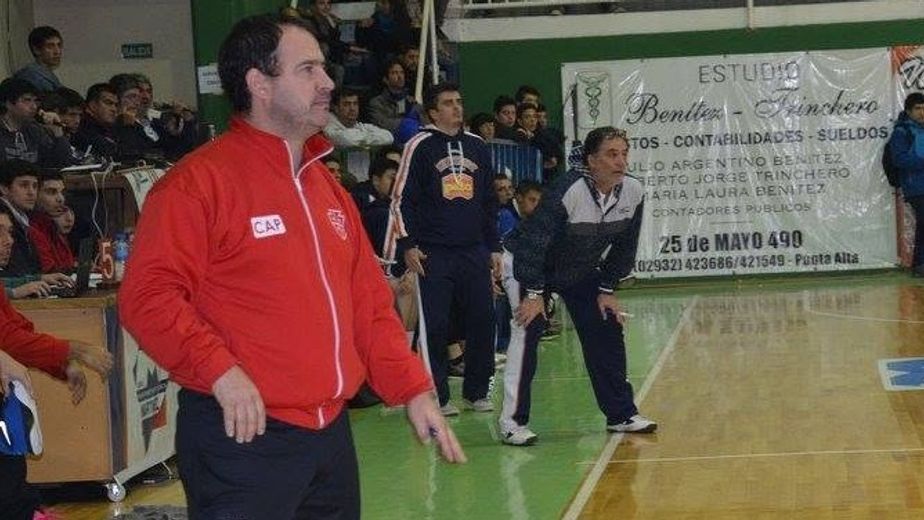 Básquet: Leandro "Topa" Carbonell debuta como DT de Espora