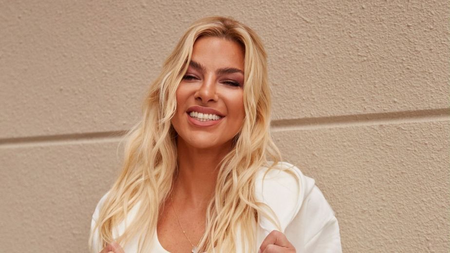 Ailén Bechara apostó por un vestido  de encaje del color de la temporada y arrasó con un look "boho chic"