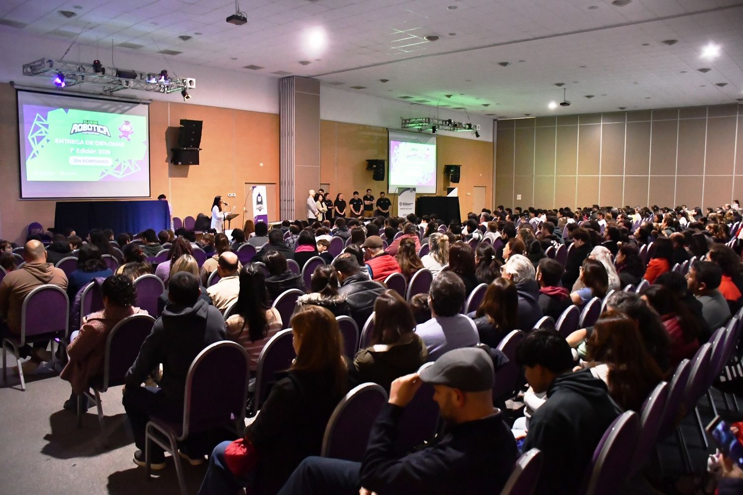 Los participantes tienen entre 8 y 15 años y muchos de ellos tuvieron en estos talleres su primer acercamiento al mundo de la robótica y la programación.
