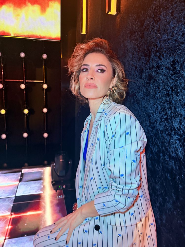 Mariana Brey se adelantó a la tendencia de la próxima temporada y dio cátedra de estilo con un traje sastrero con rayas